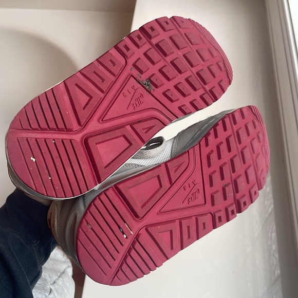 Nike Gray and Pink Sneakers with Classic Design - Picture 5 of 5